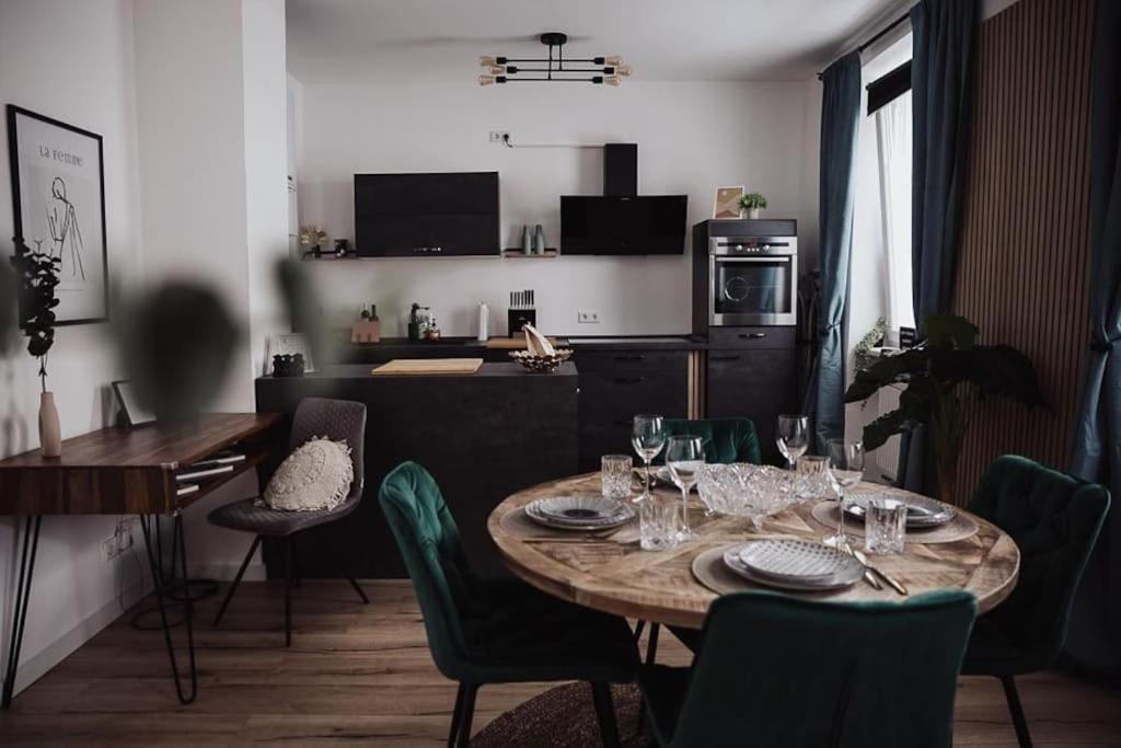 Cozy Dreams: Deluxe 2-Zimmer-Apartment -Kueche ニュルンベルク エクステリア 写真